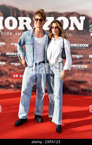 Arne-Carlos Böttcher und Viviana Wessels bei der Deutschlandpremiere des Kinofilms "Horizon" im Zoo Palast. Berlino, 04.08.2024 Foto Stock