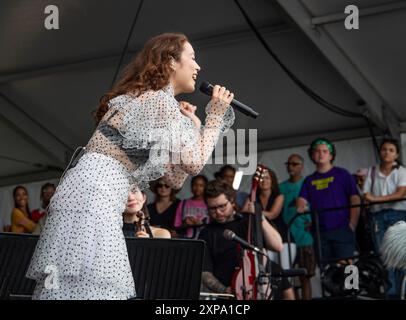 Newport, Rhode Island. 4 agosto 2024. Laufey partecipa al Newport Jazz Festival, sul palco di Fort Adams Park. @ Veronica Bruno / Alamy Live News Foto Stock