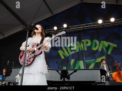 Newport, Rhode Island. 4 agosto 2024. Laufey partecipa al Newport Jazz Festival, sul palco di Fort Adams Park. @ Veronica Bruno / Alamy Live News Foto Stock