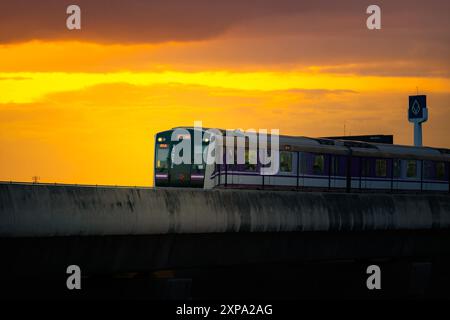 Nonthaburi-Thailandia 14 giugno 2024: La linea MRT Purple dello Sky Train elettrico passa attraverso il grande magazzino Central Westgate, la più grande piazza dello shopping Foto Stock