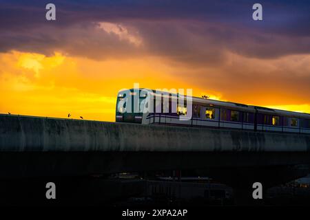 Nonthaburi-Thailandia 14 giugno 2024: La linea MRT Purple dello Sky Train elettrico passa attraverso il grande magazzino Central Westgate, la più grande piazza dello shopping Foto Stock