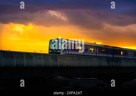 Nonthaburi-Thailandia 14 giugno 2024: La linea MRT Purple dello Sky Train elettrico passa attraverso il grande magazzino Central Westgate, la più grande piazza dello shopping Foto Stock