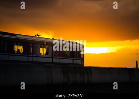 Nonthaburi-Thailandia 14 giugno 2024: La linea MRT Purple dello Sky Train elettrico passa attraverso il grande magazzino Central Westgate, la più grande piazza dello shopping Foto Stock