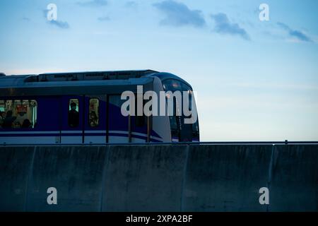 Nonthaburi-Thailandia 14 giugno 2024: La linea MRT Purple dello Sky Train elettrico passa attraverso il grande magazzino Central Westgate, la più grande piazza dello shopping Foto Stock