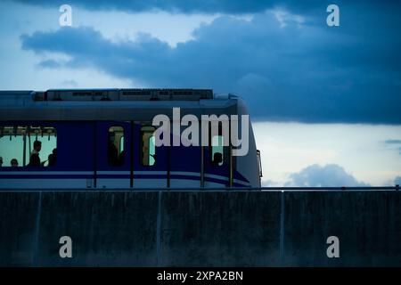 Nonthaburi-Thailandia 14 giugno 2024: La linea MRT Purple dello Sky Train elettrico passa attraverso il grande magazzino Central Westgate, la più grande piazza dello shopping Foto Stock