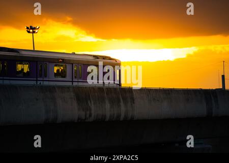 Nonthaburi-Thailandia 14 giugno 2024: La linea MRT Purple dello Sky Train elettrico passa attraverso il grande magazzino Central Westgate, la più grande piazza dello shopping Foto Stock