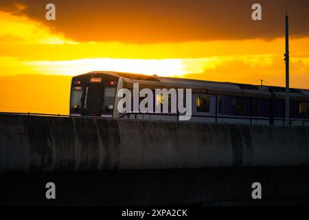 Nonthaburi-Thailandia 14 giugno 2024: La linea MRT Purple dello Sky Train elettrico passa attraverso il grande magazzino Central Westgate, la più grande piazza dello shopping Foto Stock