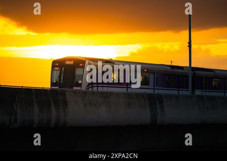 Nonthaburi-Thailandia 14 giugno 2024: La linea MRT Purple dello Sky Train elettrico passa attraverso il grande magazzino Central Westgate, la più grande piazza dello shopping Foto Stock