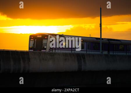 Nonthaburi-Thailandia 14 giugno 2024: La linea MRT Purple dello Sky Train elettrico passa attraverso il grande magazzino Central Westgate, la più grande piazza dello shopping Foto Stock