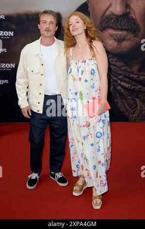 Marleen Lohse mit Partner Max Montgomery bei der Deutschlandpremiere des Kinofilms Horizon: An American Saga - Chapter 1 im Zoo Palast. Berlino, 04.08.2024 *** Marleen Lohse con il partner Max Montgomery alla prima tedesca del film Horizon an American Saga capitolo 1 allo Zoo Palast Berlin, 04 08 2024 foto:XF.xKernx/xFuturexImagex hHorizon 4860 Foto Stock