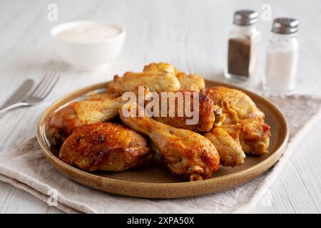 Bacchette e ali di pollo al barbecue fatti in casa con salsa bianca dell'Alabama, vista laterale. Foto Stock