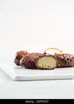 Barrette di gelato al cioccolato con pralina al cocco e burro di pistacchio Foto Stock