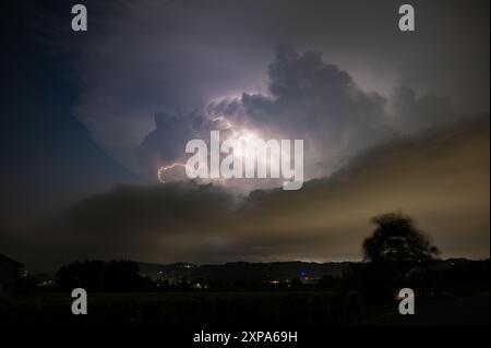 La maestosa supercell nella Pianura Padana, in Italia, è illuminata da un fulmine Foto Stock