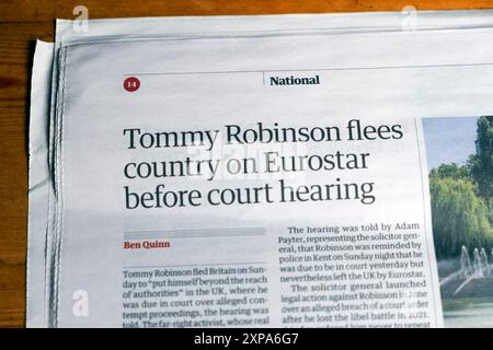 "Tommy Robinson fugge dal paese su Eurostar prima dell'udienza" articolo del quotidiano Guardian 30 luglio 2024 Londra Inghilterra Regno Unito Foto Stock