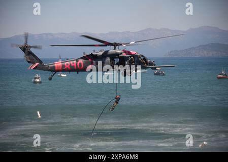 Gli aviatori della U.S. Air Force assegnati al 129th Rescue Wing, la California Air National Guard conduce una dimostrazione di ricerca e soccorso (SAR) per lo spectato Foto Stock