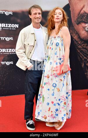 Marleen Lohse mit Partner Max Montgomery bei der Deutschlandpremiere des Kinofilms Horizon: An American Saga - Chapter 1 im Zoo Palast. Berlino, 04.08.2024 *** Marleen Lohse con il partner Max Montgomery alla prima tedesca del film Horizon an American Saga capitolo 1 allo Zoo Palast Berlin, 04 08 2024 foto:Xn.xKubelkax/xFuturexImagex hHorizon 4944 Foto Stock