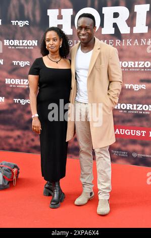 Rosina Kaleab und Jerry Kwarteng bei der Deutschlandpremiere des Kinofilms Horizon: An American Saga - Chapter 1 im Zoo Palast. Berlino, 04.08.2024 *** Rosina Kaleab e Jerry Kwarteng alla prima tedesca del film Horizon an American Saga capitolo 1 allo Zoo Palast Berlin, 04 08 2024 foto:Xn.xKubelkax/xFuturexImagex hHorizon 4927 Foto Stock