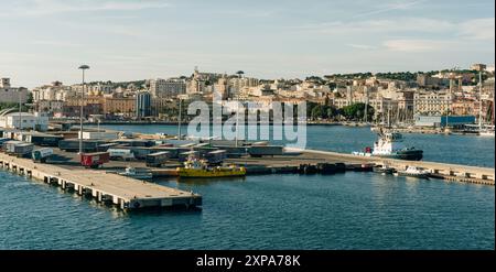 Nave e container nel Mar Mediterraneo al porto di Cagliari, isola Sardegna, Italia - 2 maggio 2024 Foto Stock