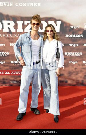Arne-Carlos Böttcher und Viviana Wessels bei der Deutschlandpremiere von HORIZON AM 4.08.2024 a Berlino *** Arne Carlos Böttcher e Viviana Wessels alla prima tedesca di HORIZON il 4 08 2024 a Berlino Foto Stock