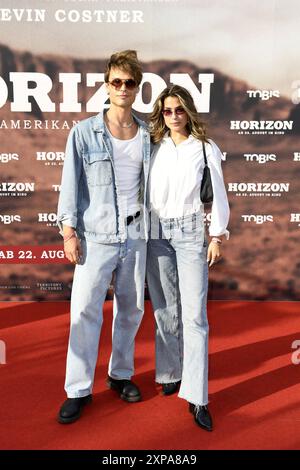 Arne-Carlos Böttcher und Viviana Wessels bei der Deutschlandpremiere von HORIZON AM 4.08.2024 a Berlino *** Arne Carlos Böttcher e Viviana Wessels alla prima tedesca di HORIZON il 4 08 2024 a Berlino Foto Stock
