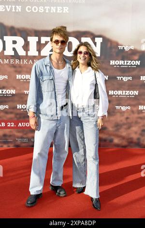 Arne-Carlos Böttcher und Viviana Wessels bei der Deutschlandpremiere von HORIZON AM 4.08.2024 a Berlino *** Arne Carlos Böttcher e Viviana Wessels alla prima tedesca di HORIZON il 4 08 2024 a Berlino Foto Stock