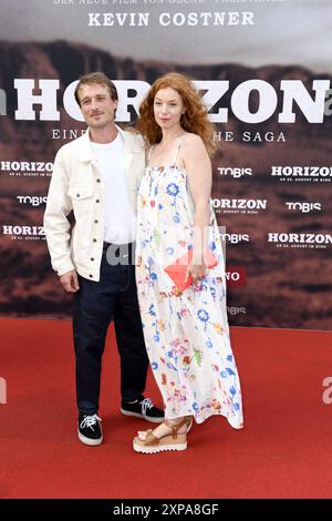 Max Montgomery und Marleen Lohse bei der Deutschlandpremiere von HORIZON AM 4.08.2024 a Berlino *** Max Montgomery e Marleen Lohse alla prima tedesca di HORIZON il 4 08 2024 a Berlino Foto Stock