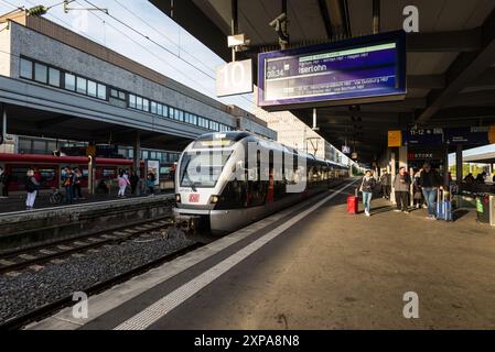 Essen, Germania - 25 settembre 2023: Il treno della Deutsche Bahn ferma al binario della stazione ferroviaria di Essen in Renania settentrionale-Vestfalia, Germania. Foto Stock