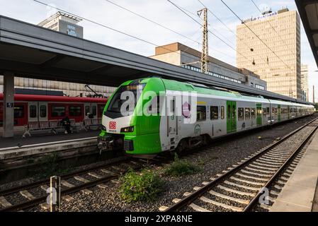 Essen, Germania - 25 settembre 2023: Il treno della Deutsche Bahn ferma al binario della stazione ferroviaria di Essen in Renania settentrionale-Vestfalia, Germania. Foto Stock