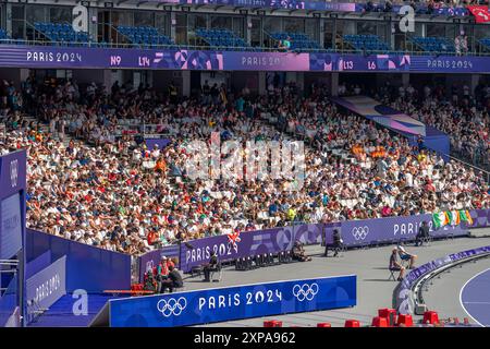 Parigi, Francia - 08 02 2024: Giochi Olimpici Parigi 2024. Ammira all'interno dello Stade de France i tifosi nelle tribune durante il primo giorno delle Olimpiadi Foto Stock
