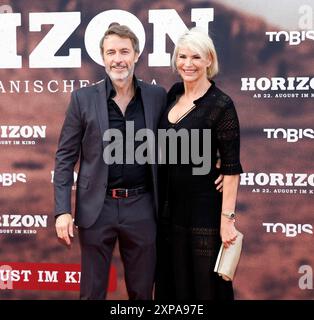 Guido Broscheit, Barbara Klein bei der Deutschlandpremiere von HORIZON im Zoo Palast Berlin. *** Guido Broscheit, Barbara Klein alla prima tedesca di HORIZON allo Zoo Palast di Berlino Foto Stock