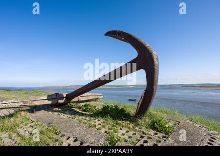 L'ancora sulla frangiflutti a Appledore Quay nell'estuario di Torridge, nel Devon settentrionale, in Inghilterra. Foto Stock