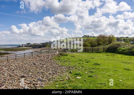 La vista lungo il South West Coast Path accanto alle distese fangose Skern fino ad Appledore nell'estuario di Taw e Torridge sulla North Devon Coast, Inghilterra. Foto Stock