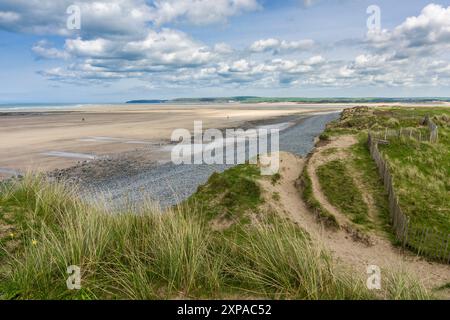 Le dune di sabbia ai margini del Northam Burrows Country Park si affacciano su Westward ho! spiaggia sul paesaggio nazionale della costa del Devon settentrionale, Inghilterra. Foto Stock