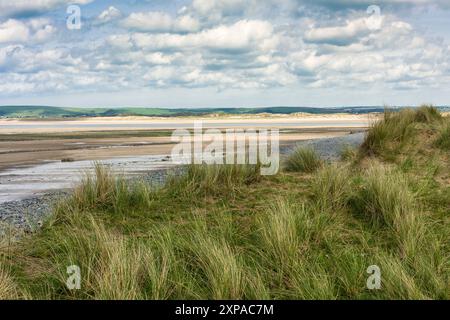 Ovest ho! spiaggia dal South West Coast Path al confine del Northam Burrows Country Park sul North Devon Coast National Landscape, Inghilterra. Foto Stock