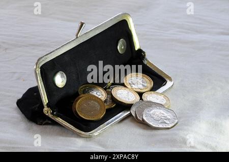 borsetta e contanti da donna, sterline Foto Stock