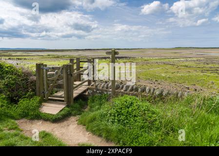 Un cancello e pochi passi dalla spiaggia sulla South West Coast Path ad Appledore sulla North Devon Coast durante la bassa marea, in Inghilterra. Foto Stock