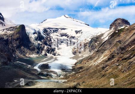 Vista di Grossglockner, la vetta più alta dell'Austria. Sotto c'è il ghiacciaio Pasterze. Foto scattata dal Kaiser-Franz-Josefs-Höhe, che è accessibile V Foto Stock