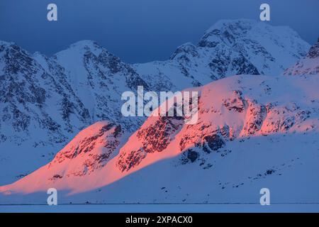 Luce serale sulle ripide montagne in inverno, Kulusuk, Groenlandia orientale, Groenlandia Foto Stock