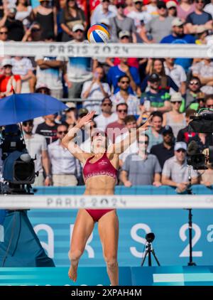 29 luglio 2024, Parigi, Ile de France, Francia: Latviaâ la Defender ANASTASIJA SAMOILOVA (LAT) (2) compete contro la Svizzera durante la fase preliminare - Pool D Beach Volley femminile allo stadio Stade Tour Eiffel durante le Olimpiadi estive di Parigi 2024 a Parigi, Francia. Svizzera (Credit Image: © Walter Arce/ZUMA Press Wire) SOLO PER USO EDITORIALE! Non per USO commerciale! Foto Stock