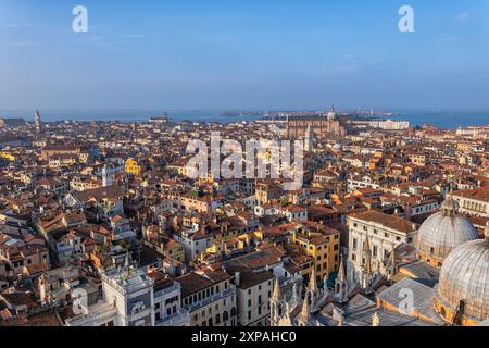 Paesaggio urbano della città di Venezia con i quartieri di San Marco e Castello, Italia nord-orientale, vista dall'alto. Foto Stock