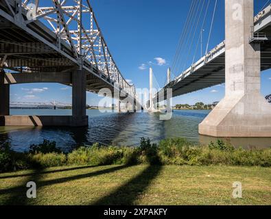 Una vista sul John F Kennedy Memorial Bridge e sul Abraham Lincoln Bridge sul fiume Ohio in una giornata di sole a Louisville, Kentucky, Stati Uniti Foto Stock