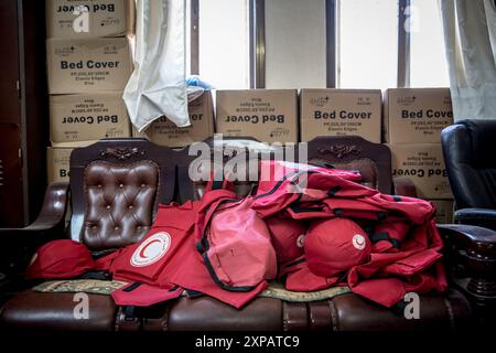 Jenin, Palestina. 17 luglio 2024. Le giubbotti antiproiettile che i medici della società palestinese della Mezzaluna Rossa di Jenin ora indossano durante le incursioni militari israeliane. A luglio, la Corte internazionale di giustizia dell’Aia ha emesso un parere consultivo in cui si afferma che Israele occupa illegalmente la Cisgiordania e Gerusalemme Est da 57 anni. Credito: SOPA Images Limited/Alamy Live News Foto Stock