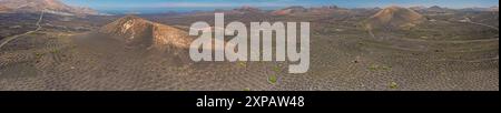 Una vista panoramica aerea del arido parco nazionale vulcanico Timanfaya a Lanzarote Foto Stock