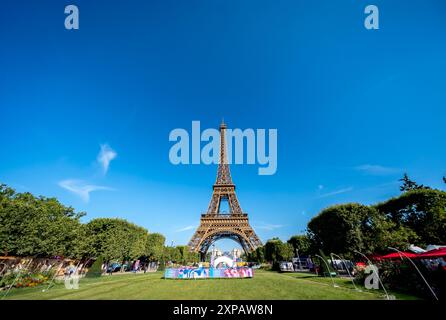 Parigi, Ile de France, Francia. 28 luglio 2024. Lo Stade Tour Eiffel ospita le Olimpiadi di Parigi 2024 per la fase preliminare - Pool A Beach volley A Parigi, Francia. (Credit Image: © Walter Arce/ZUMA Press Wire) SOLO PER USO EDITORIALE! Non per USO commerciale! Foto Stock