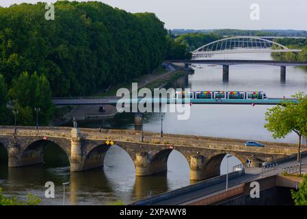 Frankreich, Angers, Straßenbahn Linie B, Pont Arts et Metiers // Francia, Angers, Tramway linea B, Pont Arts et Metiers Foto Stock