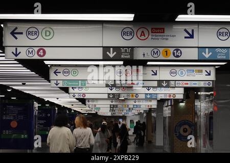 Parigi, Metro e RER Chatelet les-Halles // Parigi, Metro e RER Chatelet les-Halles Foto Stock