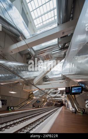 Parigi, RER e, stazione porte Maillot, Architektur von Agence Duthilleul // Parigi, RER e, stazione porte Maillot, architettura di Agence Duthilleul Foto Stock