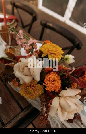 Splendide rose autunnali e bouquet floreale Foto Stock