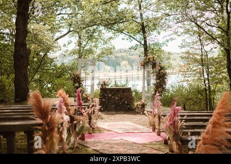 Cerimonia di nozze all'aperto in autunno, allestita in riva al lago Foto Stock