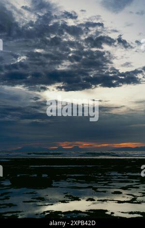 Vista dei vulcani, Bali, spiaggia con bassa marea. Foto Stock